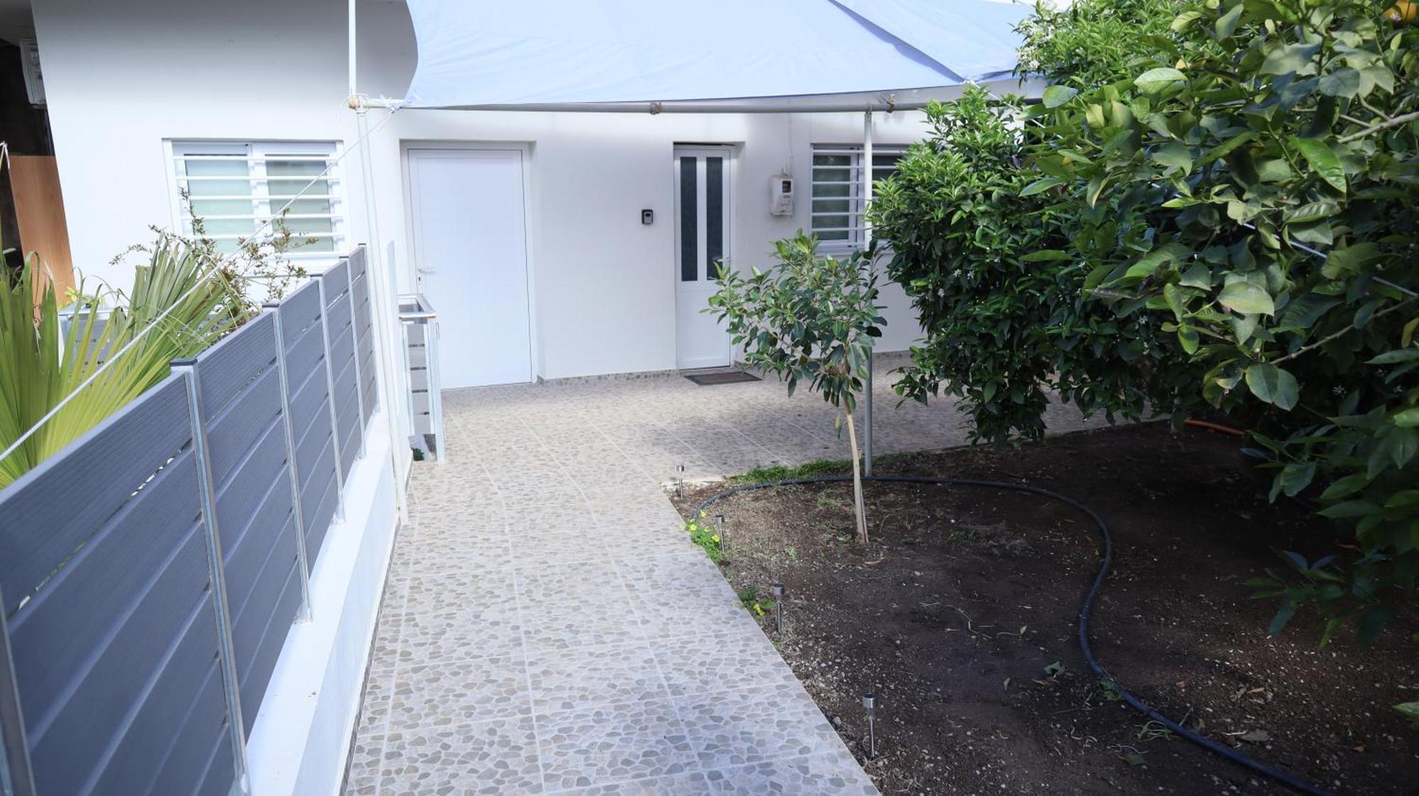 Vila Seaside House With Garden Dhervénion Exteriér fotografie